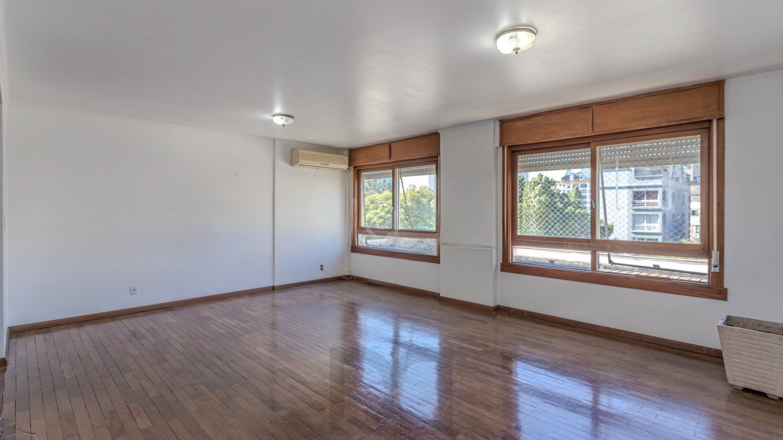 Apartamento semimobiliado de 140 m² privativos no bairro Mont'Serrat — foto 2
