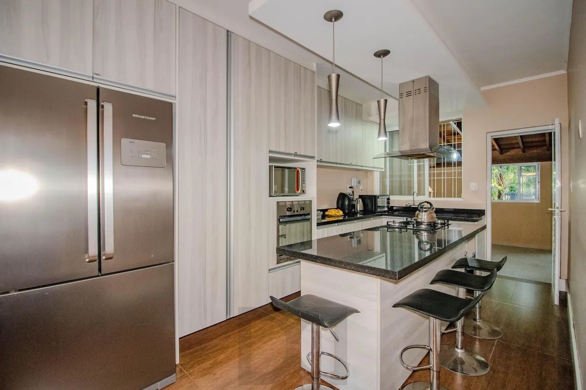Casa Reformada com 5 Dormitórios e Amplo Pátio — foto 5