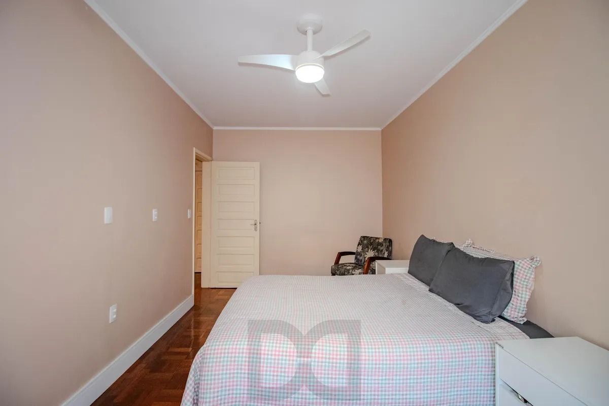 Casa Reformada com 5 Dormitórios e Amplo Pátio — foto 17