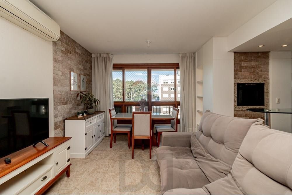 Apartamento com 3 dormitórios (sendo 1 suíte), 2 banheiros, lareira, churrasqueira e 2 vagas de garagem. — foto 1