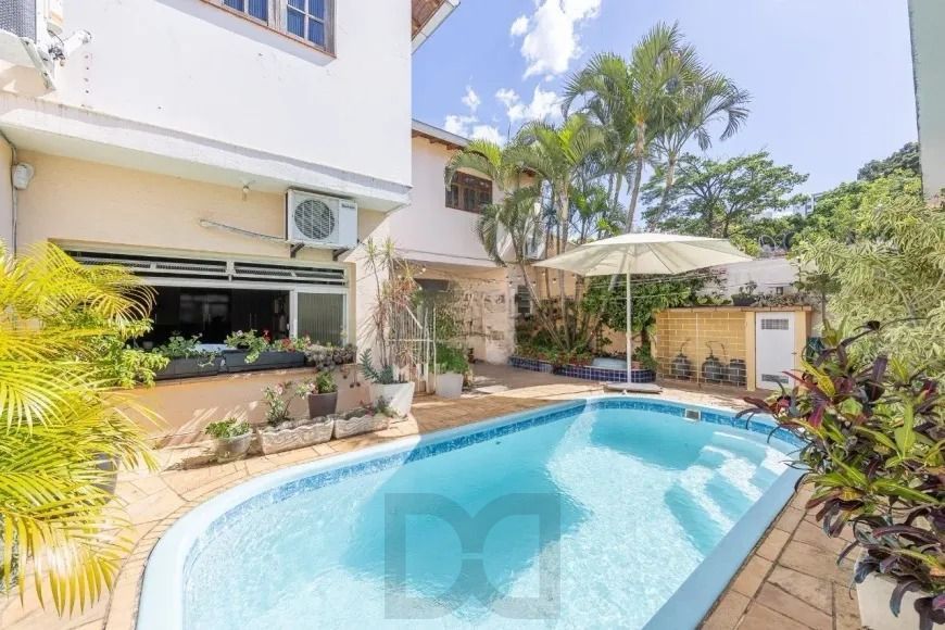Casa térrea, 160 m² privativos, patio com piscina, no Bairro São Sebastião. — foto 1