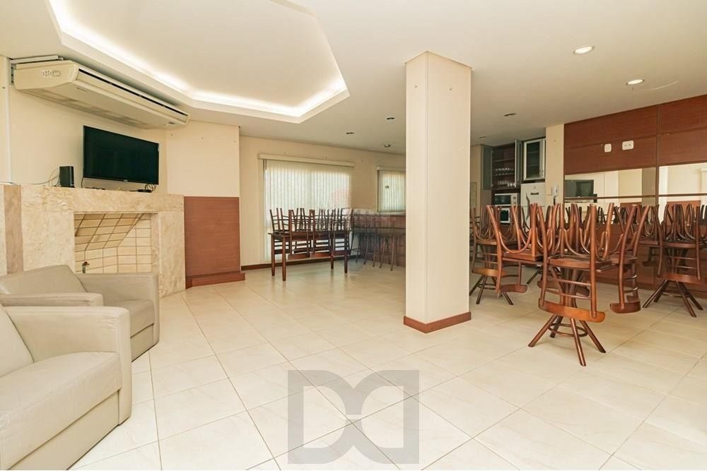 Apartamento com 3 dormitórios (sendo 1 suíte), 2 banheiros, lareira, churrasqueira e 2 vagas de garagem. — foto 29