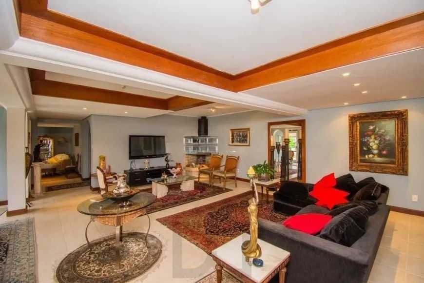 Casa com 3 dormitórios, suíte e amplo pátio com piscina e churrasqueira. — foto 11