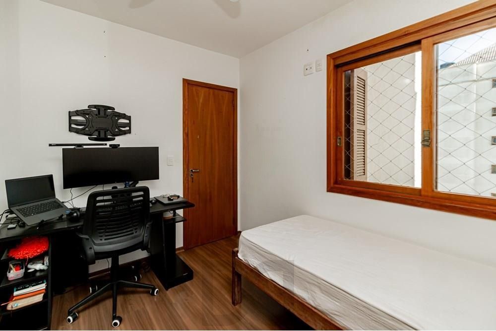 Apartamento com 3 dormitórios (sendo 1 suíte), 2 banheiros, lareira, churrasqueira e 2 vagas de garagem. — foto 12