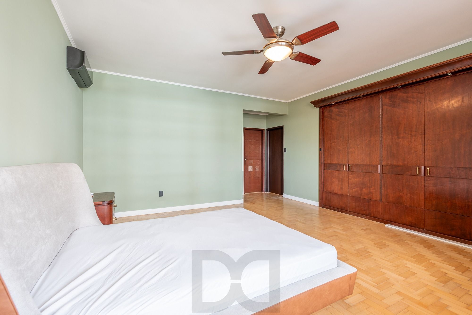 Apartamento com 295m² e 3 dormitórios, 1 suíte, 2 vagas individuais, no bairro Independência — foto 23