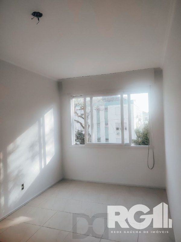 Apartamento reformado com 2 dormitórios 55m² privativos, com vaga no bairro Leopoldina — foto 2