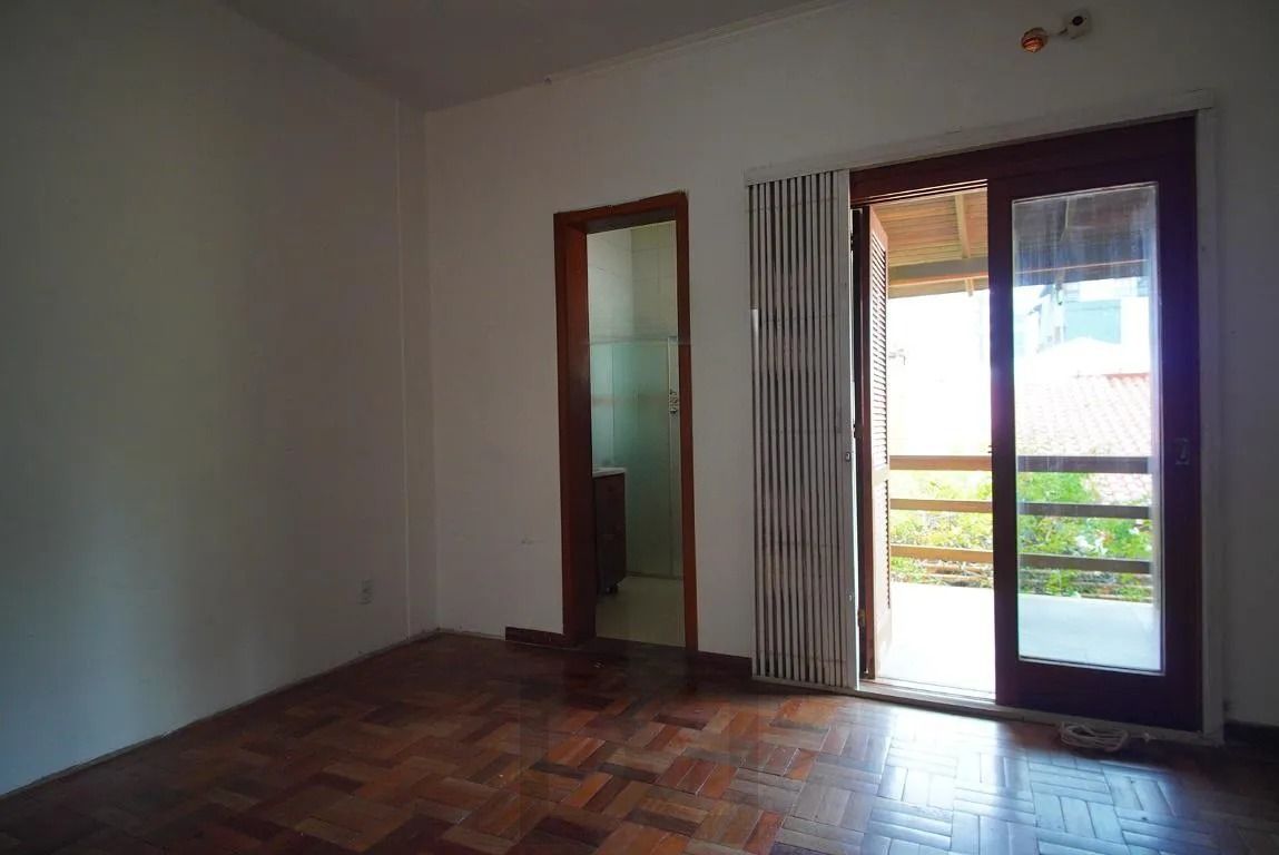 Casa com 4 Dormitórios e Amplo Pátio no Passo D’Areia — foto 7