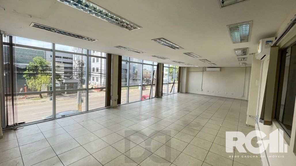 Prédio Comercial Imponente com 1.200m² na Zona Norte de Porto Alegre — foto 1
