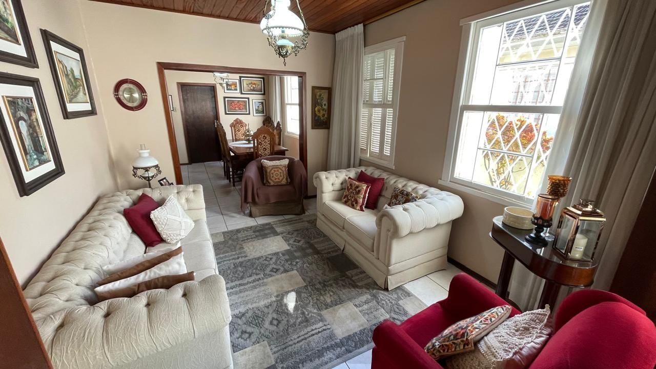 Casa com pátio com 3 dormitórios, 2 banheiros e 4 vagas. — foto 3