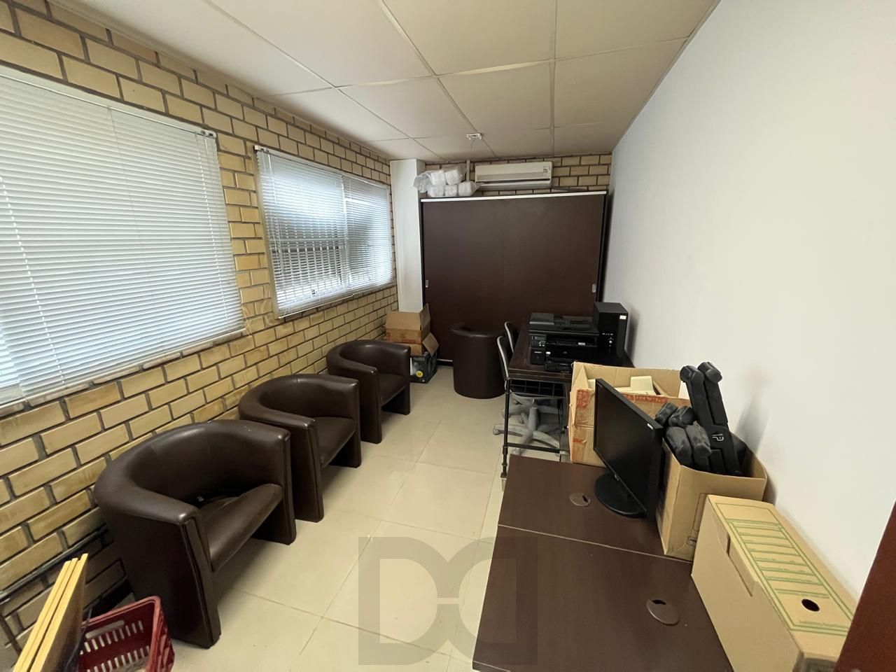 Prédio Comercial à venda com 5 salas, 400m², 6 vagas, Rua Laudelino Freire no bairro Sarandi em Porto Alegre — foto 2