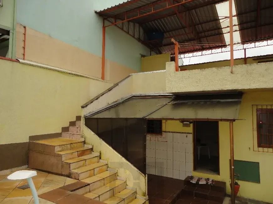 Casa com três dormitórios, suíte, piscina e 3 vagas. — foto 5