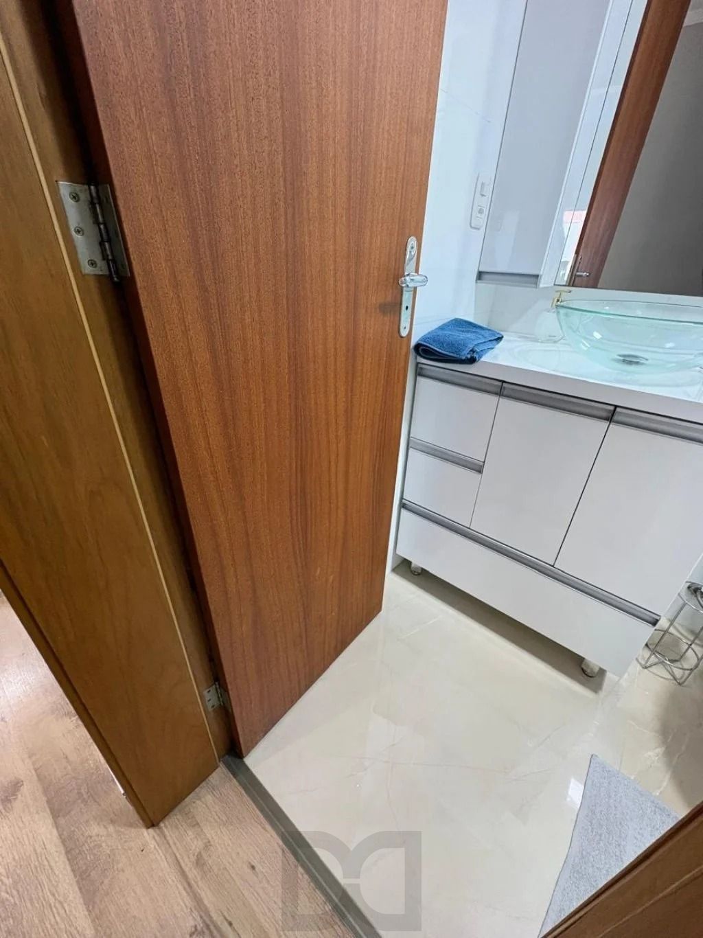 Apartamento com 2 dormitórios, suíte, sacada e churrasqueira. — foto 5