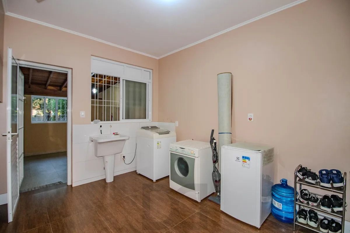 Casa Reformada com 5 Dormitórios e Amplo Pátio — foto 31