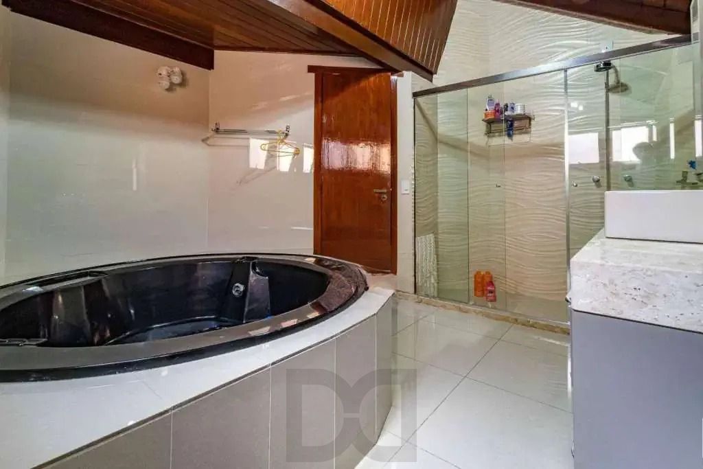 Casa com 4 dormitórios, suíte, piscina e 4 vagas. — foto 27