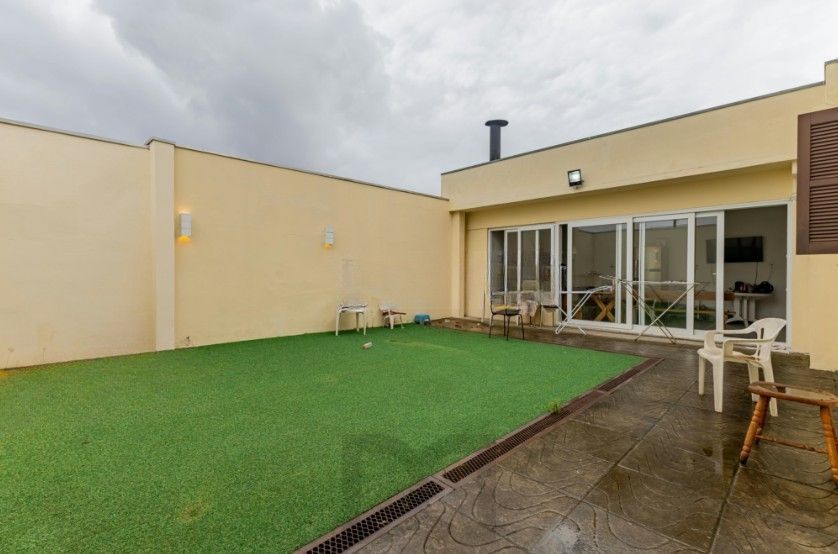 Casa com pátio e churrasqueira em frente à praça – Jardim Sabará — foto 1