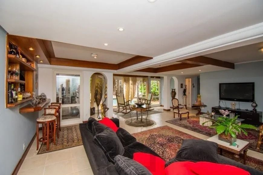 Casa com 3 dormitórios, suíte e amplo pátio com piscina e churrasqueira. — foto 10