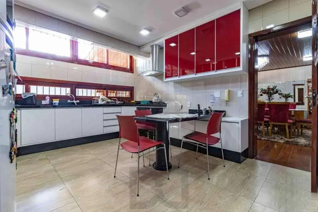 Casa com 4 dormitórios, suíte, piscina e 4 vagas. — foto 18