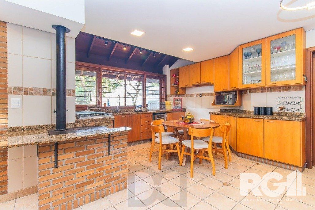Casa espaçosa com 3 dormitórios, pátio com piscina e 4 vagas — foto 3