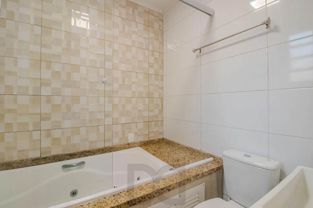 Casa Reformada com 5 Dormitórios e Amplo Pátio — foto 19