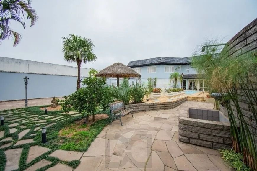 Casa com 3 dormitórios, suíte e amplo pátio com piscina e churrasqueira. — foto 4