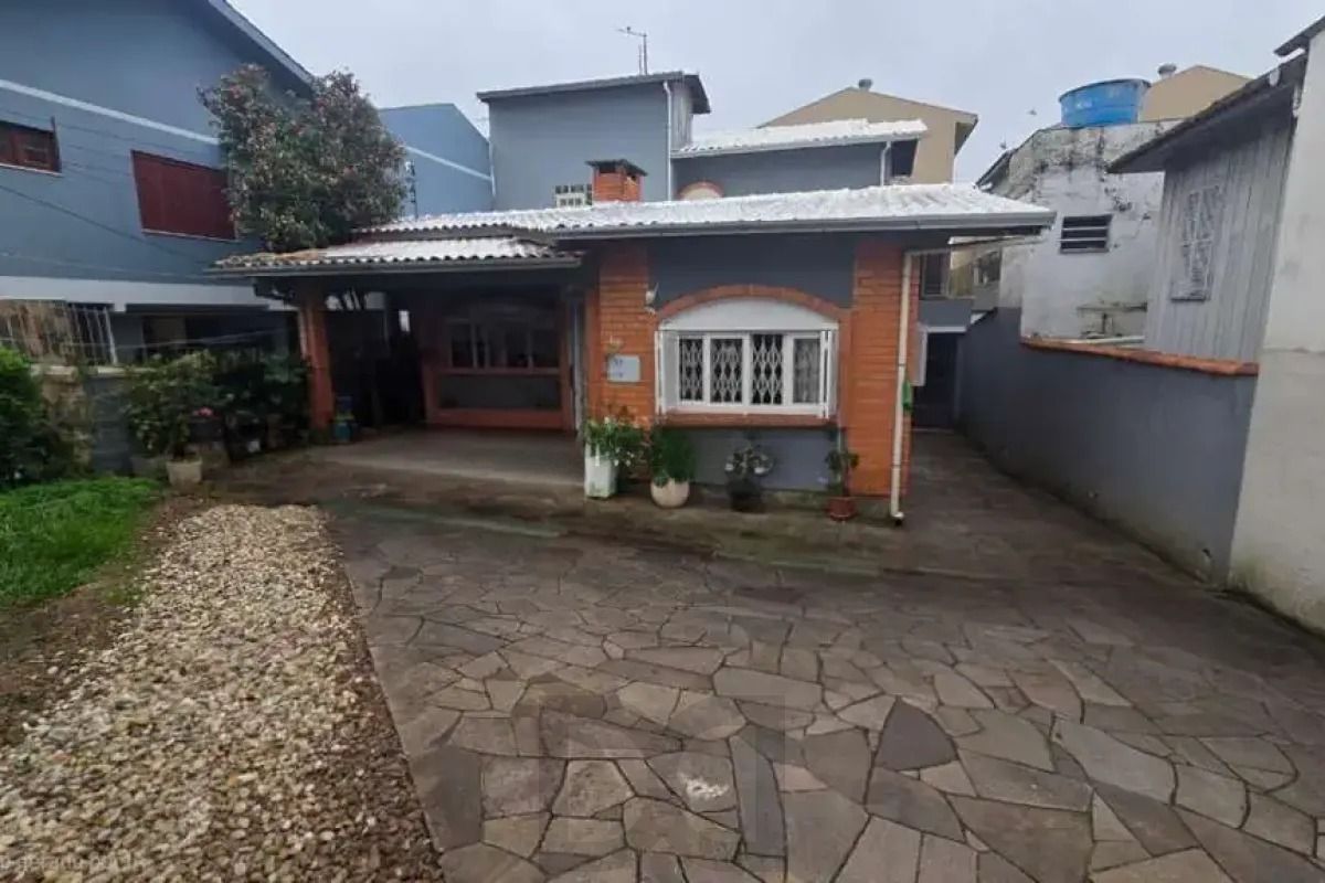 Casa com 3 dormitórios, amplo pátio e lareira — foto 1