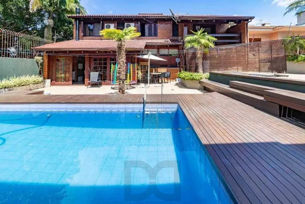 Casa com 4 dormitórios, suíte, piscina e 4 vagas. — foto 1