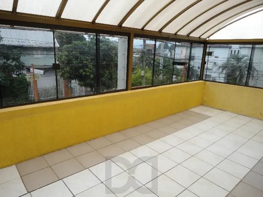 Casa com três dormitórios, suíte, piscina e 3 vagas. — foto 4