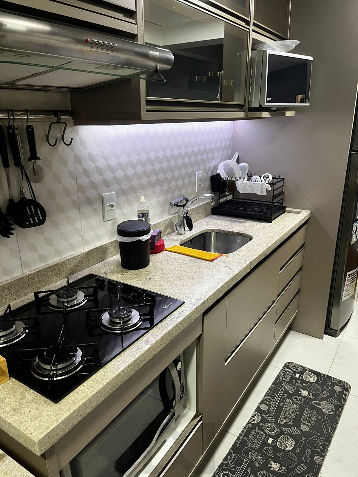 Apartamento mobiliado 2 dormitórios com suíte e 2 vagas em Petrópolis Poa — foto 2