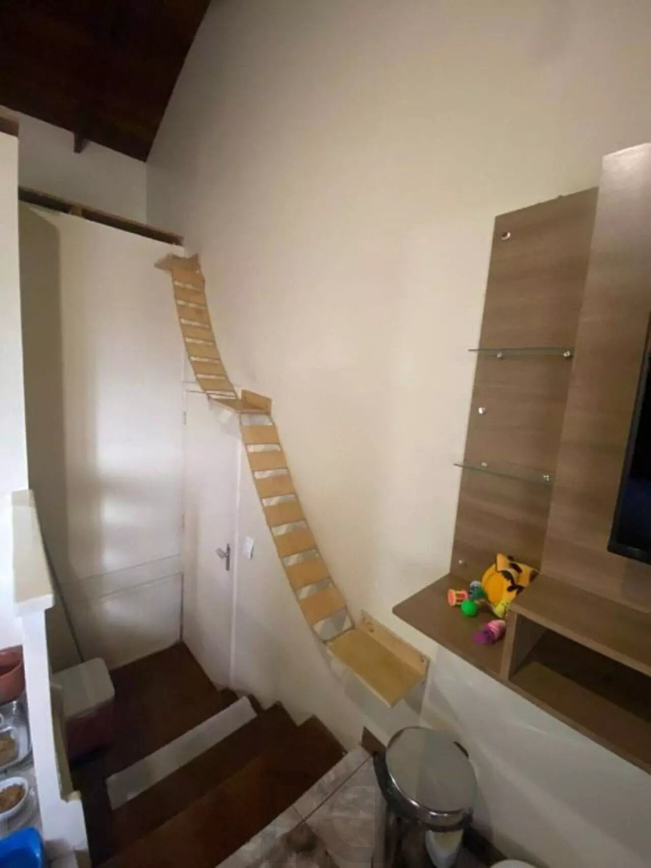 Casa com Duas Residências e Pátio Amplo no Bairro Tranquilo — foto 5