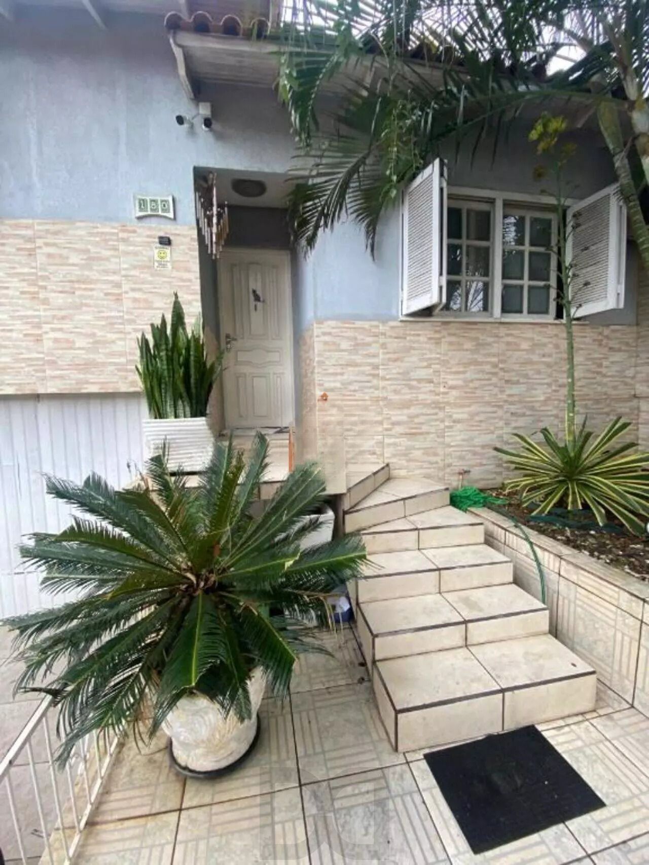 Casa com Duas Residências e Pátio Amplo no Bairro Tranquilo — foto 12