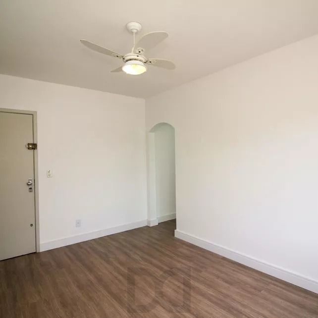 Apartamento com 2 dormitórios, banheiro auxiliar e 2 vagas cobertas. — foto 4