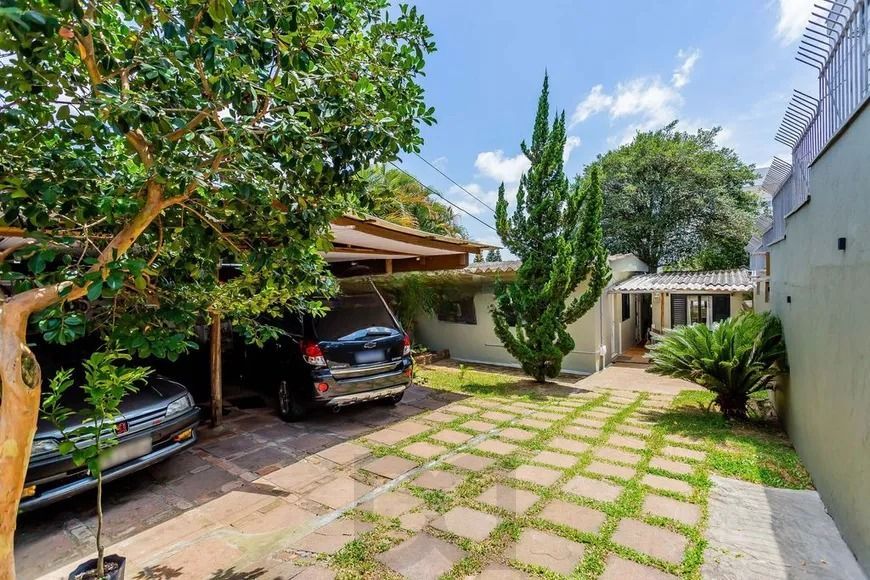 Casa térrea com 3 dormitórios, amplo pátio e 2 vagas de garagem cobertas. — foto 23