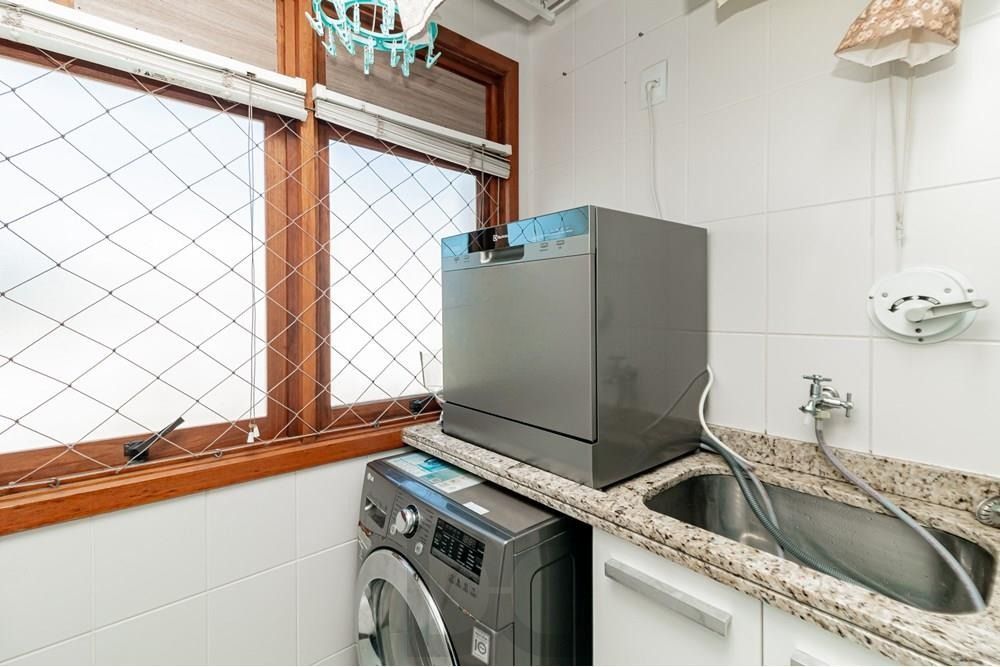 Apartamento com 3 dormitórios (sendo 1 suíte), 2 banheiros, lareira, churrasqueira e 2 vagas de garagem. — foto 8