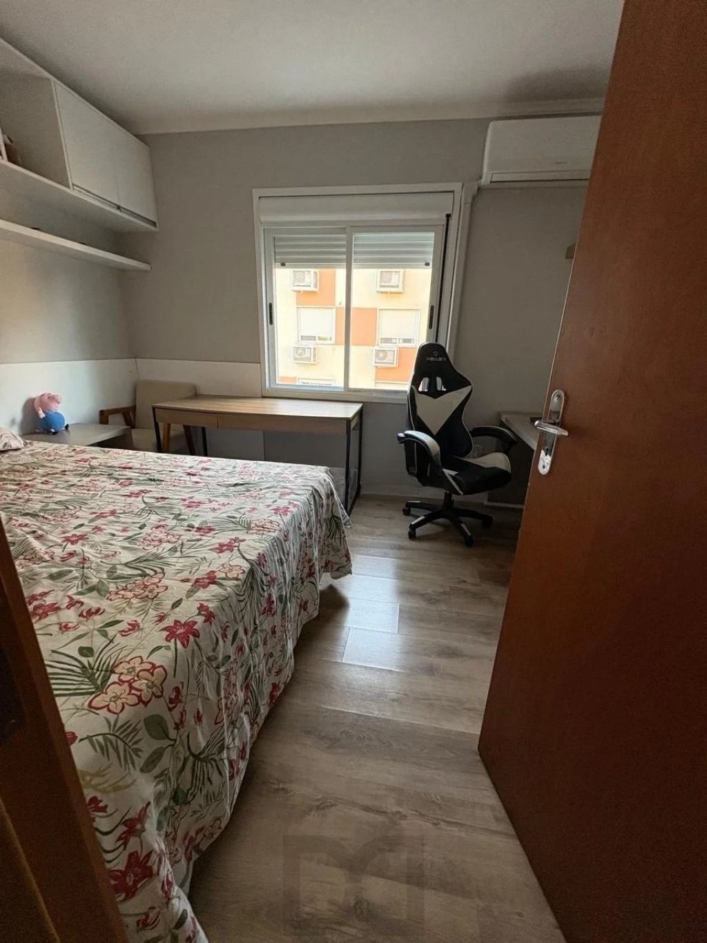 Apartamento com 2 dormitórios, suíte, sacada e churrasqueira. — foto 9