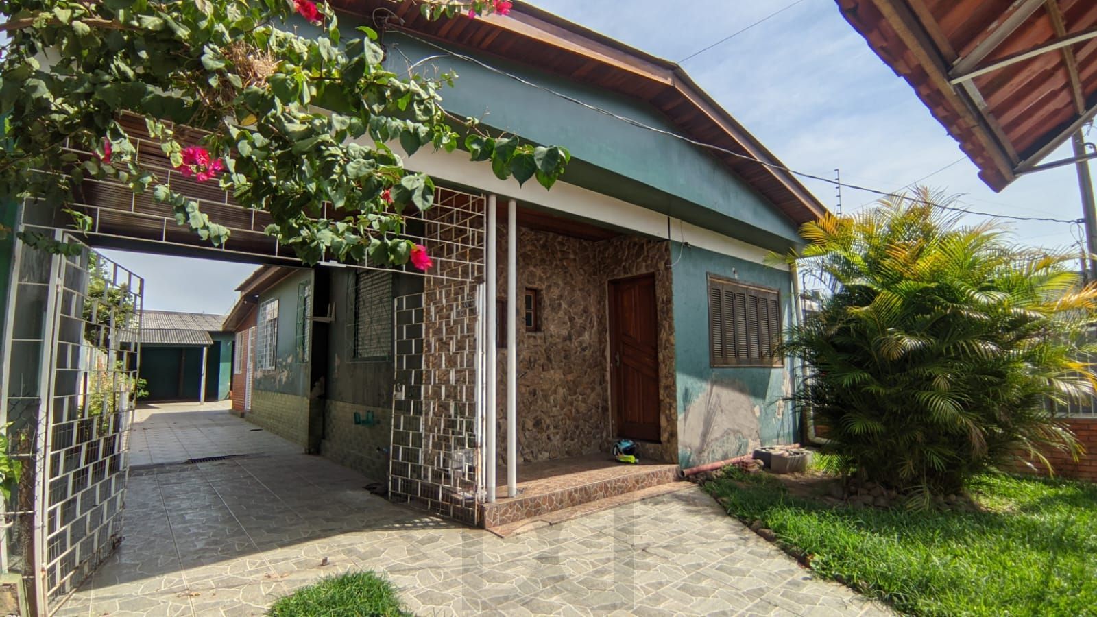 Casa com pátio, 2 dormitórios, Avenida Vinte e Um de Abril - Sarandi — foto 1