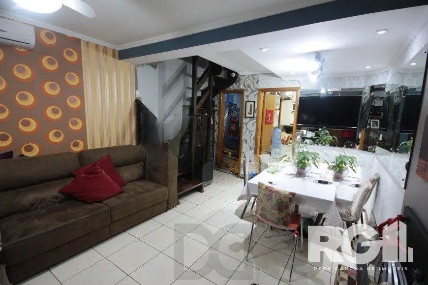 Casa residencial com 3 dormitórios 90m² privativos, e 2 vagas à venda no bairro Parque Santa Fé em Porto Alegre — foto 1