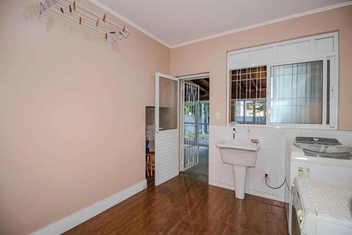 Casa Reformada com 5 Dormitórios e Amplo Pátio — foto 32