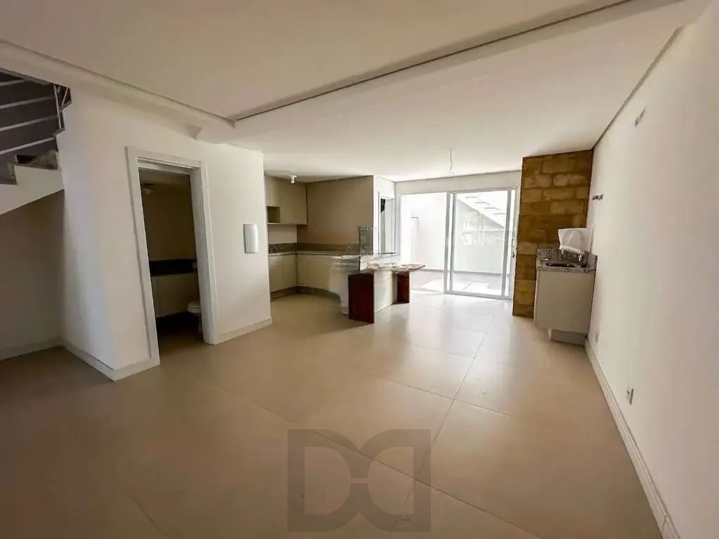 Casa com 3 dormitórios, suíte, churrasqueira, lareira e 2 vagas de garagem. — foto 6