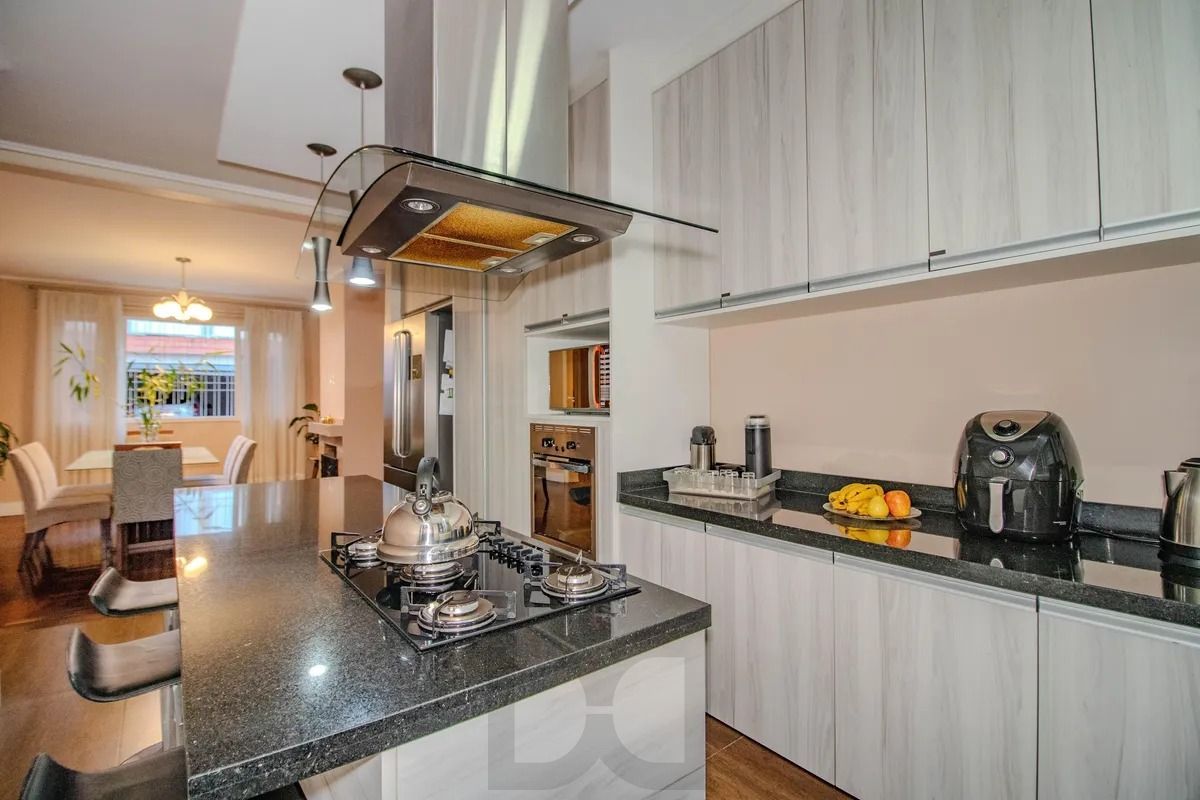 Casa Reformada com 5 Dormitórios e Amplo Pátio — foto 7