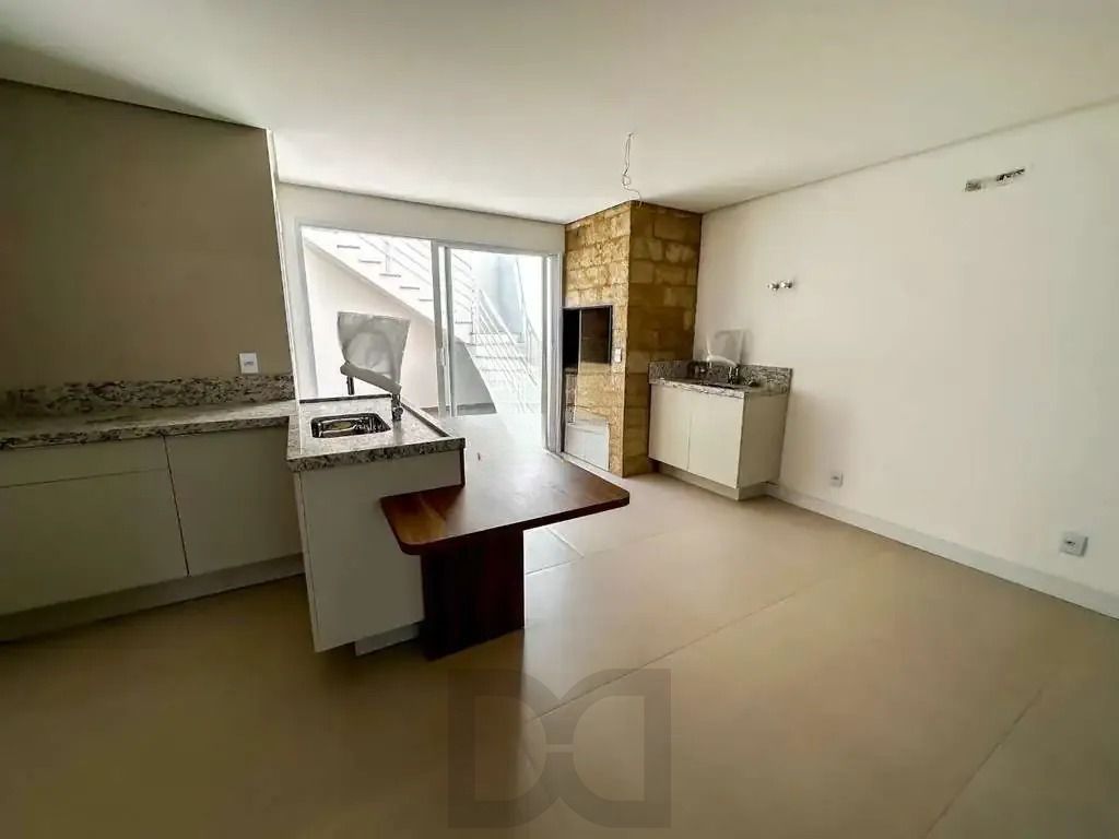 Casa com 3 dormitórios, suíte, churrasqueira, lareira e 2 vagas de garagem. — foto 7