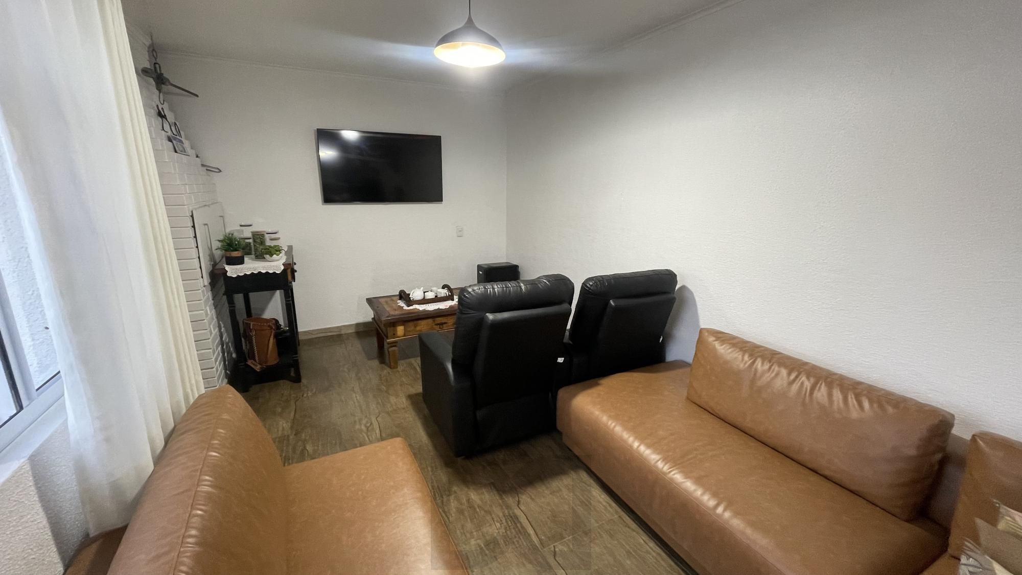 Casa com 3 dormitórios, suíte, churrasqueira, espaço gourmet e amplo pátio. — foto 8