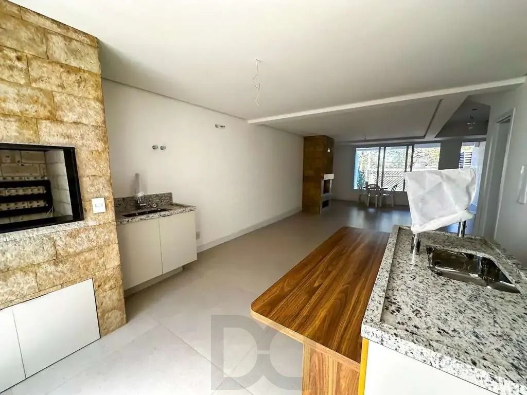 Casa com 3 dormitórios, suíte, churrasqueira, lareira e 2 vagas de garagem. — foto 10