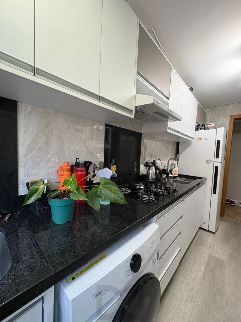 Apartamento com 2 dormitórios, suíte, sacada e churrasqueira. — foto 13