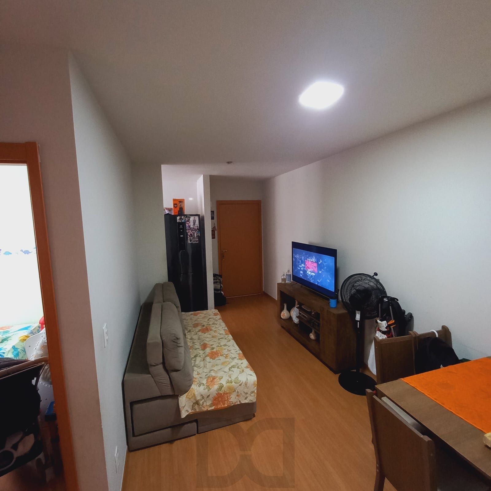 Apartamento 2 Dormitórios, sacada com churrasquieira, 1 vaga  Portaria 24h — foto 2