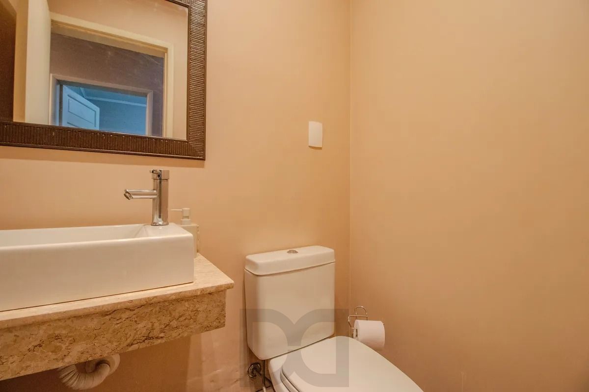 Casa Reformada com 5 Dormitórios e Amplo Pátio — foto 13