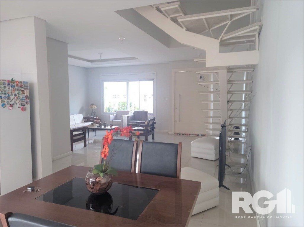 Casa à Venda com 3 Dormitórios, Suíte com Closet e Garagem para 10 Carros — foto 9