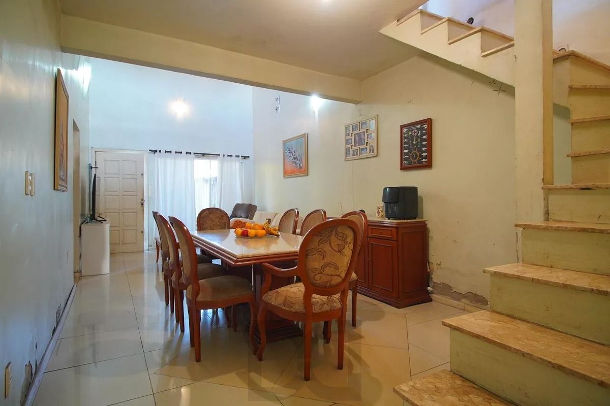 Casa Térrea com 5 dormitórios, Amplo Terreno de 300m² - Bairro Santa Rosa — foto 1