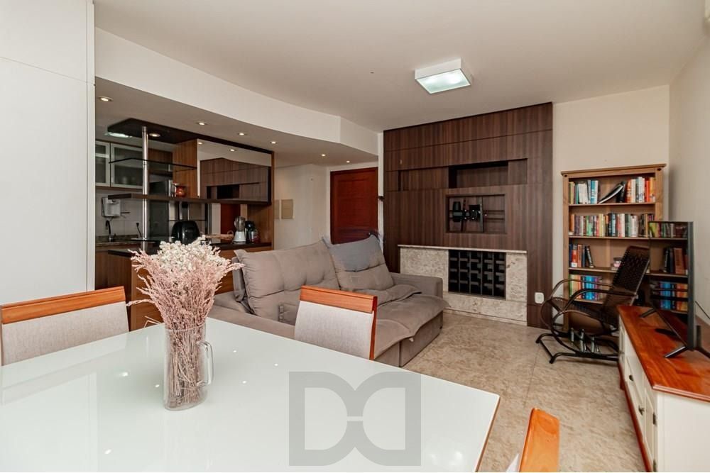 Apartamento com 3 dormitórios (sendo 1 suíte), 2 banheiros, lareira, churrasqueira e 2 vagas de garagem. — foto 4