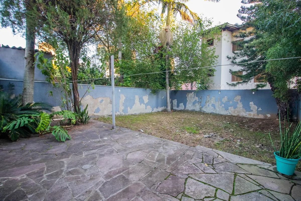 Casa Reformada com 5 Dormitórios e Amplo Pátio — foto 33