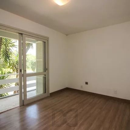 Apartamento com 2 dormitórios, banheiro auxiliar e 2 vagas cobertas. — foto 1